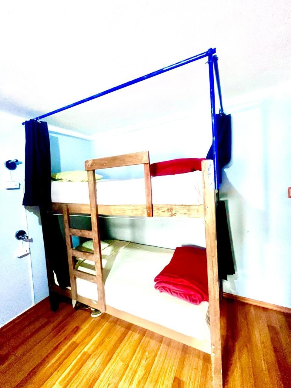 Hostal House *